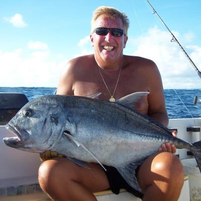 Glücklicher Angler mit schönen GT