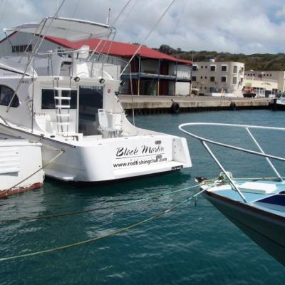 Die Black Marlin im Hafen Port Mathurin