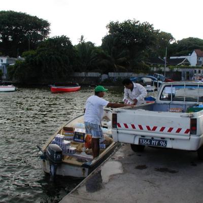 Materialverladung auf den Tender zum Boot.