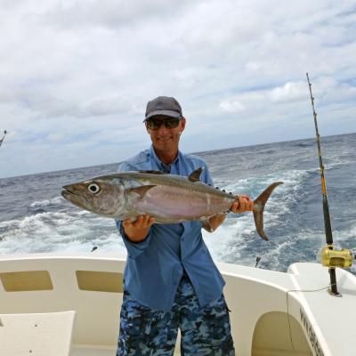 Kleiner Doggy auf Köderfisch