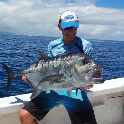 Stephan mit dunkel gezeichnetem Gian Trevally