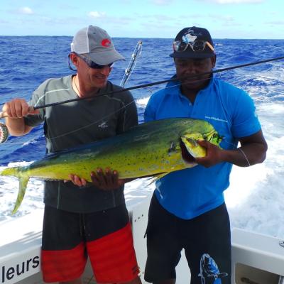 Stephan mit schoenem Dorado auf der Fliegenrute