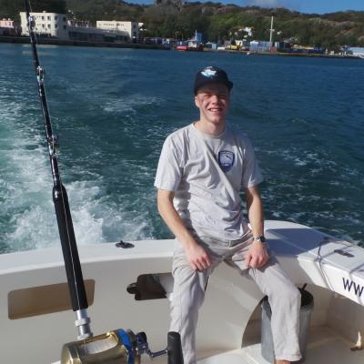 Max auf Boot bei der Ausfahrt